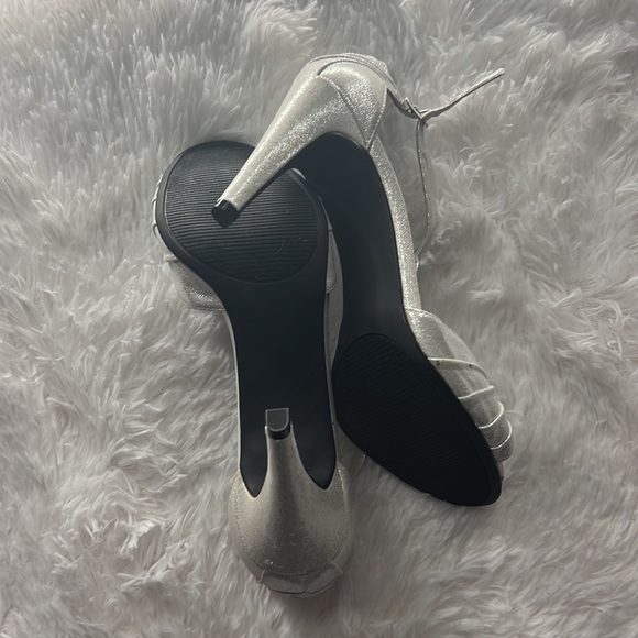 Kelly & Katie sparkling silver pumps - Picture 3 of 5